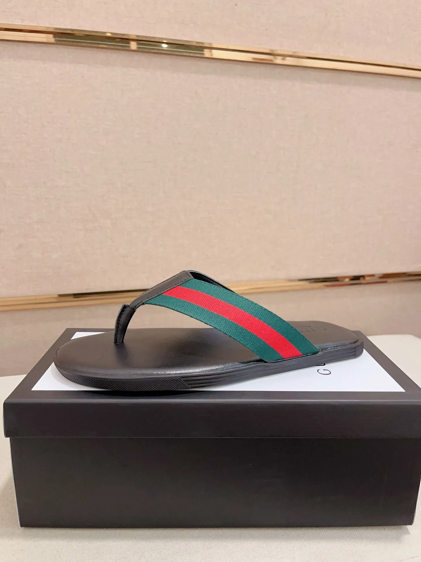 Men's shoes 💰: 240💰 [gucci Gucci slippers] High-end men's shoes brand official website 1:1 latest masterpiece: original mold customization, the fabric is made of imported original materials, upgraded outsole, lighter and non-slip. The market's top quality, simple yet tasteful, a must-have for fashionistas, fashionable at your feet, full of confidence, the same style at the counter 👍The season of summer slippers is here. Code: 38-45